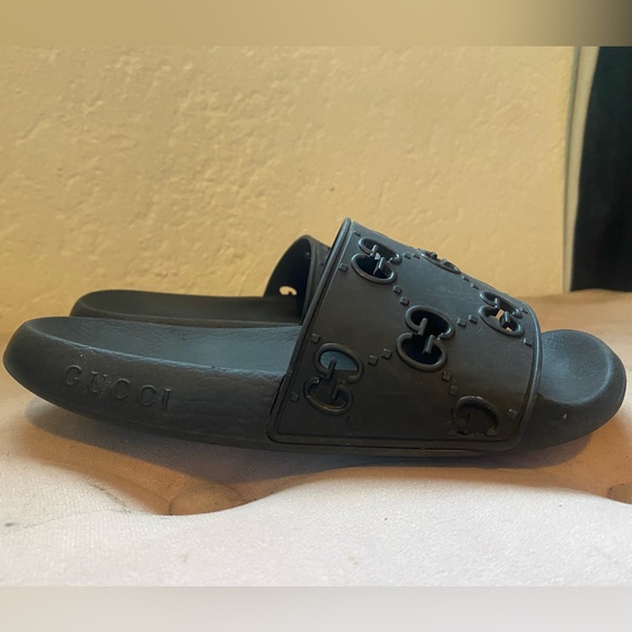 Gucci women’s pursuit GG Slide Sandals - Picture 2 of 7